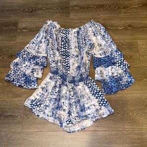 Surf gypsy off the shoulder bell sleeve romper 🏝️🌞